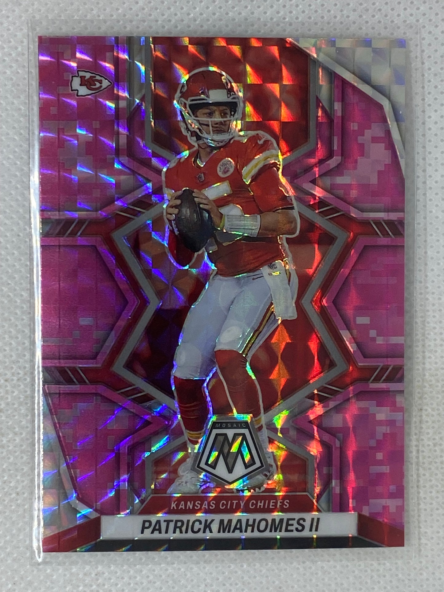 2022 Panini Mosaic #94 Patrick Mahomes II Pink Camo Prizm Kansas City Chiefs