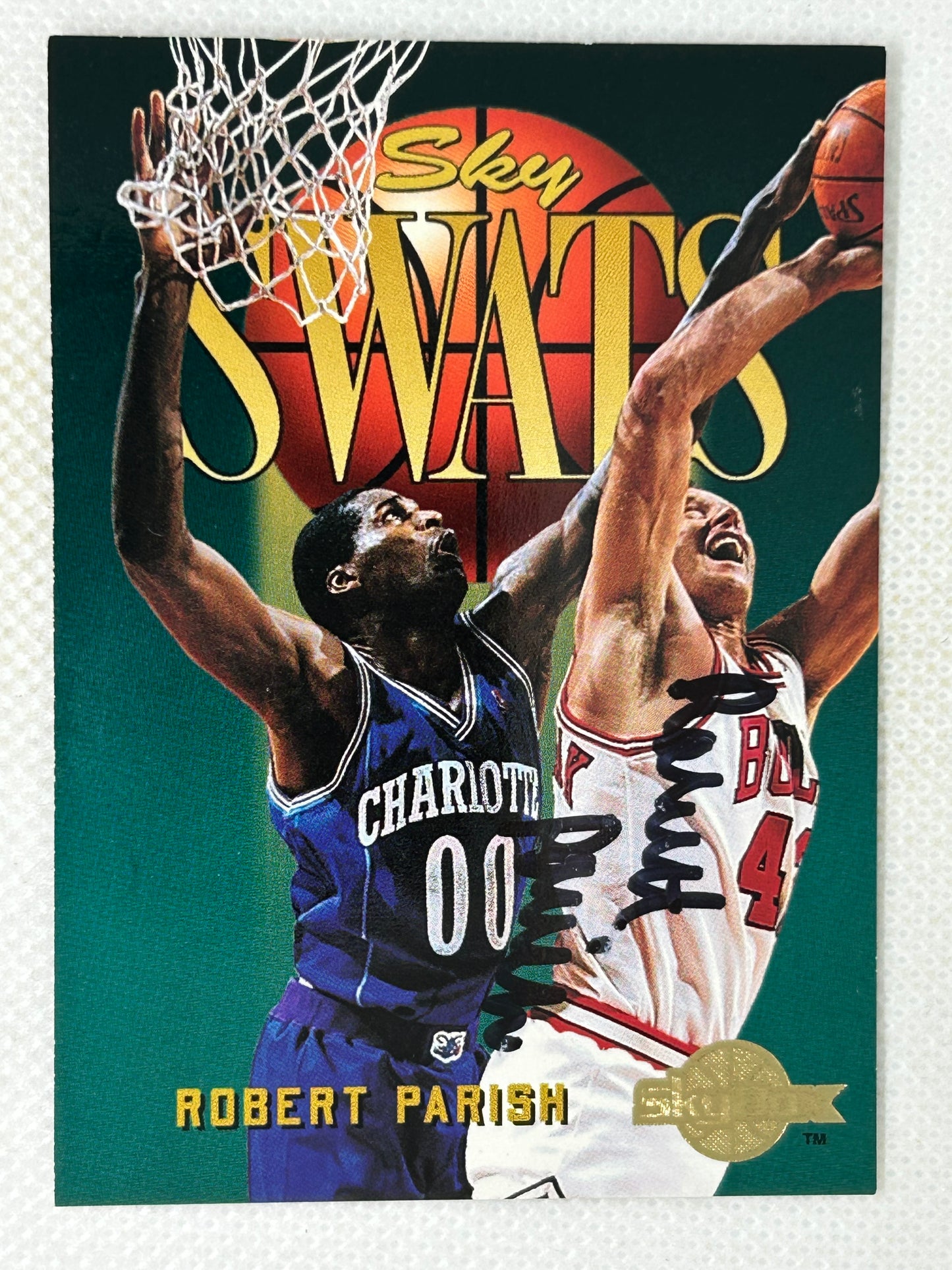 1994-95 Skybox Premium Basketball Sky Swats #334 Robert Parish Charlotte Hornets Signed Card